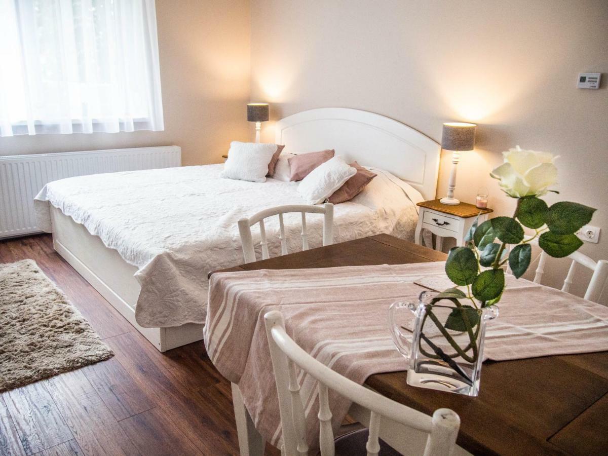 Feliz Apartman Gyula Bagian luar foto
