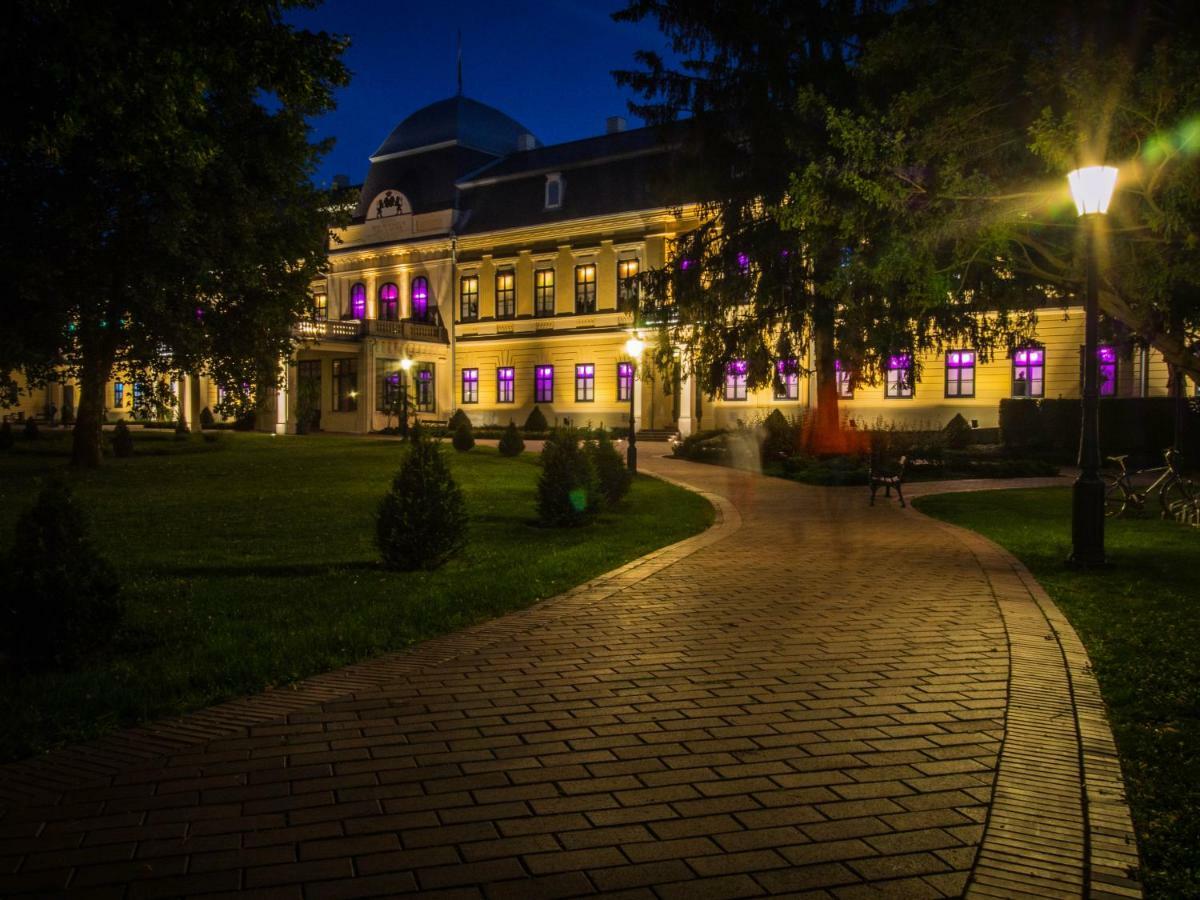 Feliz Apartman Gyula Bagian luar foto