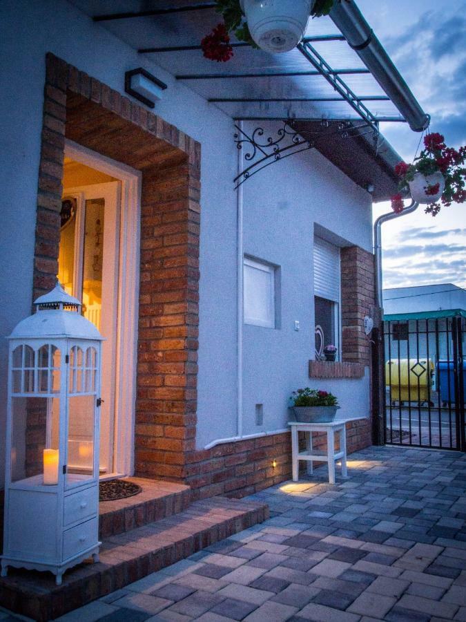 Feliz Apartman Gyula Bagian luar foto
