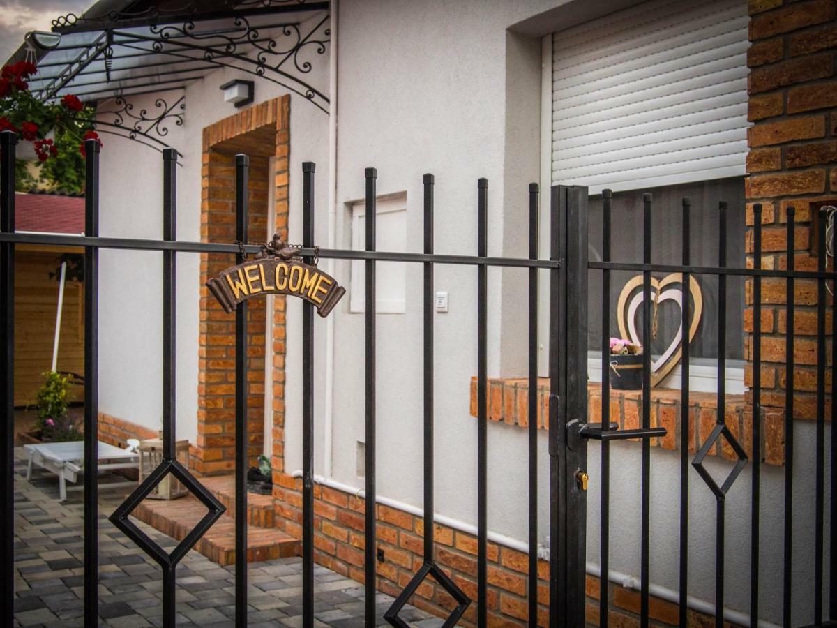 Feliz Apartman Gyula Bagian luar foto
