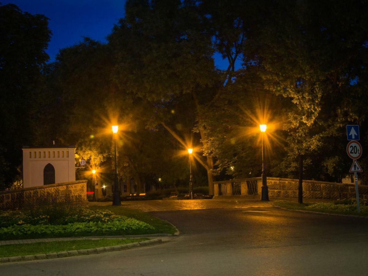 Feliz Apartman Gyula Bagian luar foto