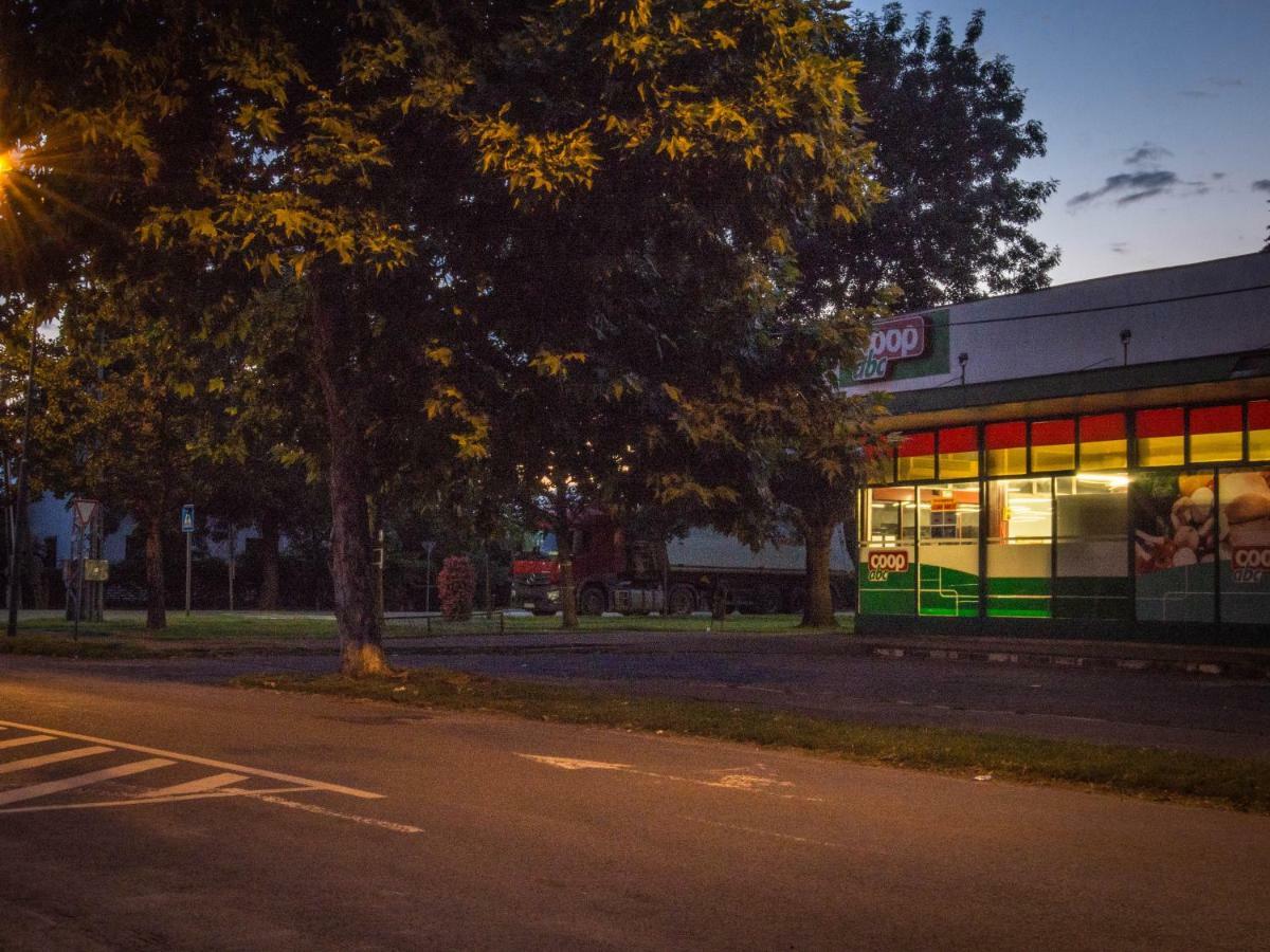 Feliz Apartman Gyula Bagian luar foto